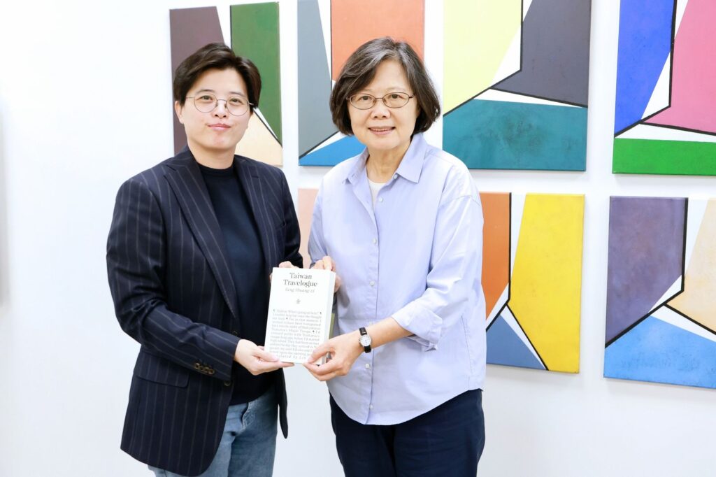 蔡英文加持奏效！《臺灣漫遊錄》創紀錄奪國際布克獎　楊双子笑稱：獎金all in台積電？