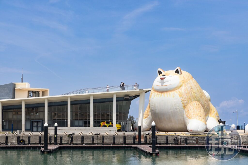 巨型14公尺「海之犬」萌翻屏東海邊！看海美術館《日常偏移》用狗狗與紙漿作品療癒都市人