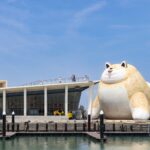 巨型14公尺「海之犬」萌翻屏東海邊!看海美術館《日常偏移》用狗狗與紙漿作品療癒都市人