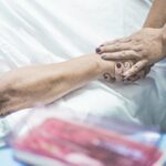 長期血便當痔瘡!7旬翁擦藥1年拖出病 確診乙狀結腸癌第三期