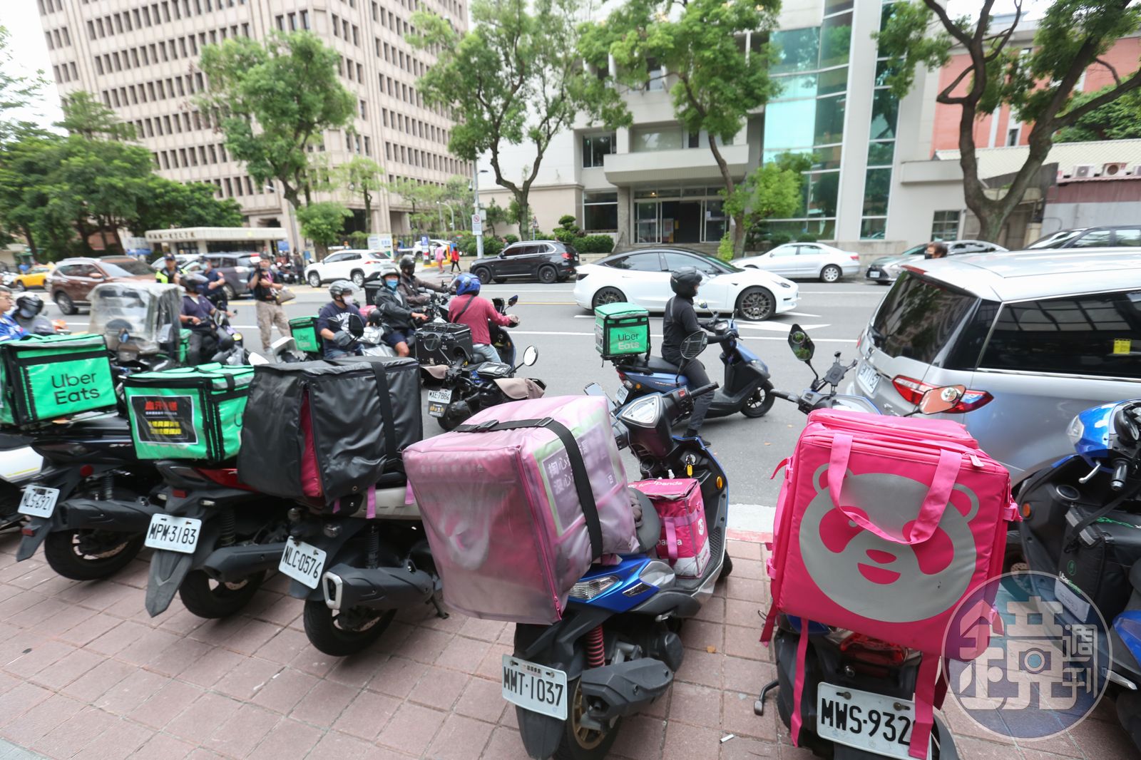 外送平台隱藏版用法?民眾崩潰求救外送員「打蟑螂」 一票人共鳴:很需要這個服務