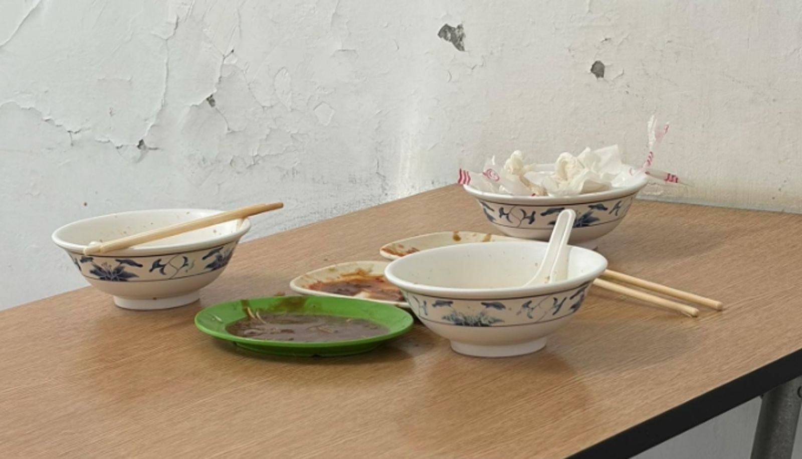吃飽「用過衛生紙」塞碗裡超沒禮貌?公審文曝光 餐飲員工吐:真是不知人間疾苦