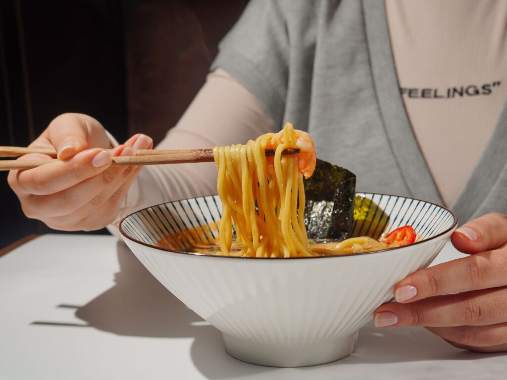 初次約會排隊吃拉麵翻車！理工男遭妹子酸爆「難怪單身」　網點破關鍵：女生輸給拉麵