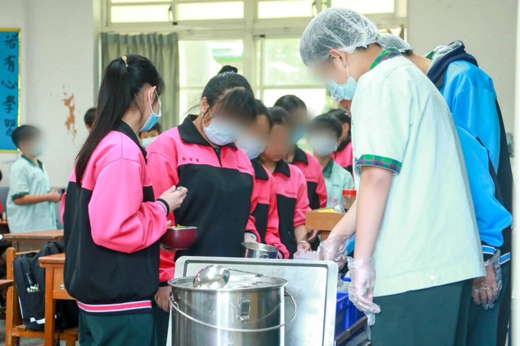 台中營養午餐翻車！30名學生分9顆貢丸　老師無奈抽籤家長氣炸