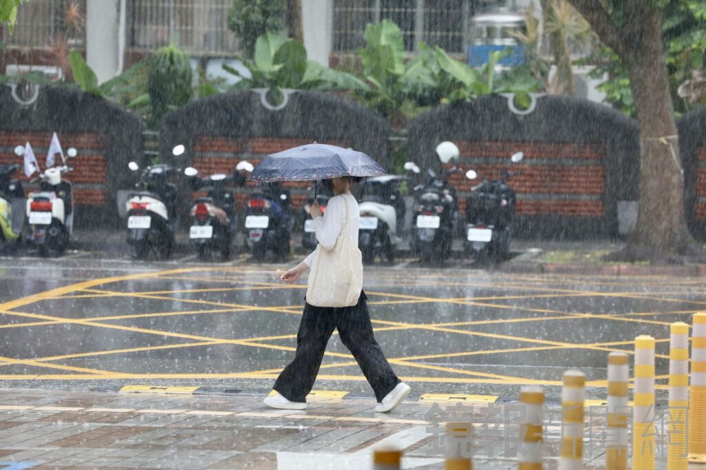 外出記得帶雨具！鋒面影響各地天氣不穩定　北北基桃發布大雨特報