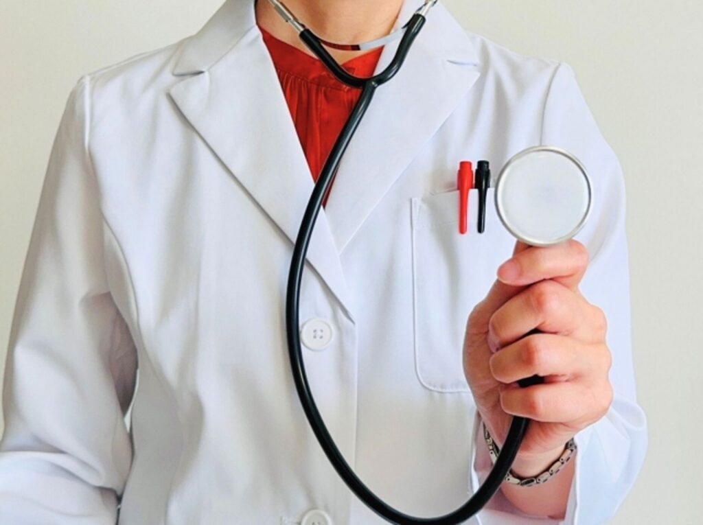 當醫師娘不夯了？台灣高薪職業排行出爐　3師霸榜「薪資最低10大職業」也曝光