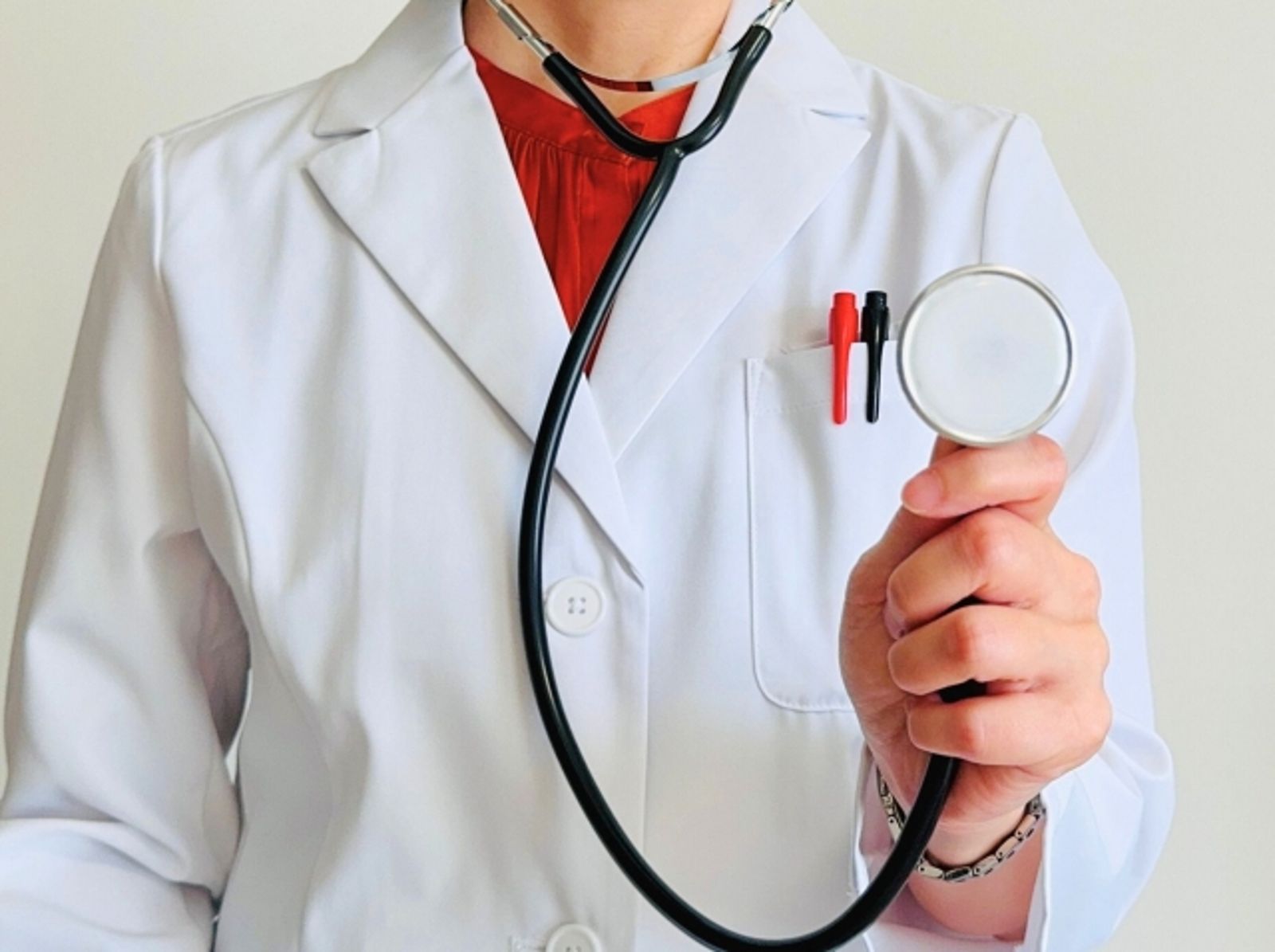 當醫師娘不夯了？台灣高薪職業排行出爐　3師霸榜「薪資最低10大職業」也曝光