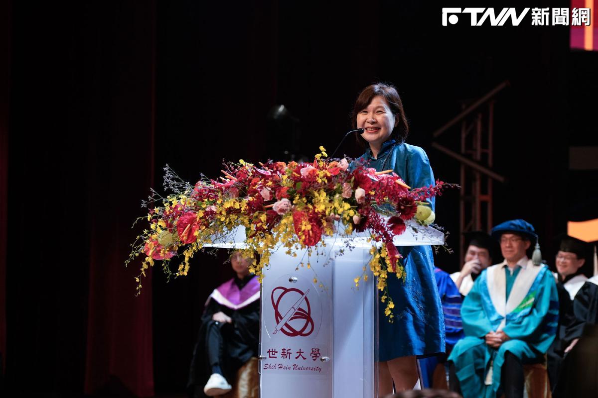 世新大學畢典開講 張淑玲返校勉學弟妹:勇敢踏出第一步