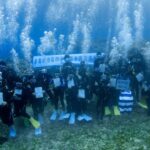 絕美海底畢業典禮!綠島10小學生背氣瓶潛入海底領證書 魚蝦觀禮、全島放煙火慶祝