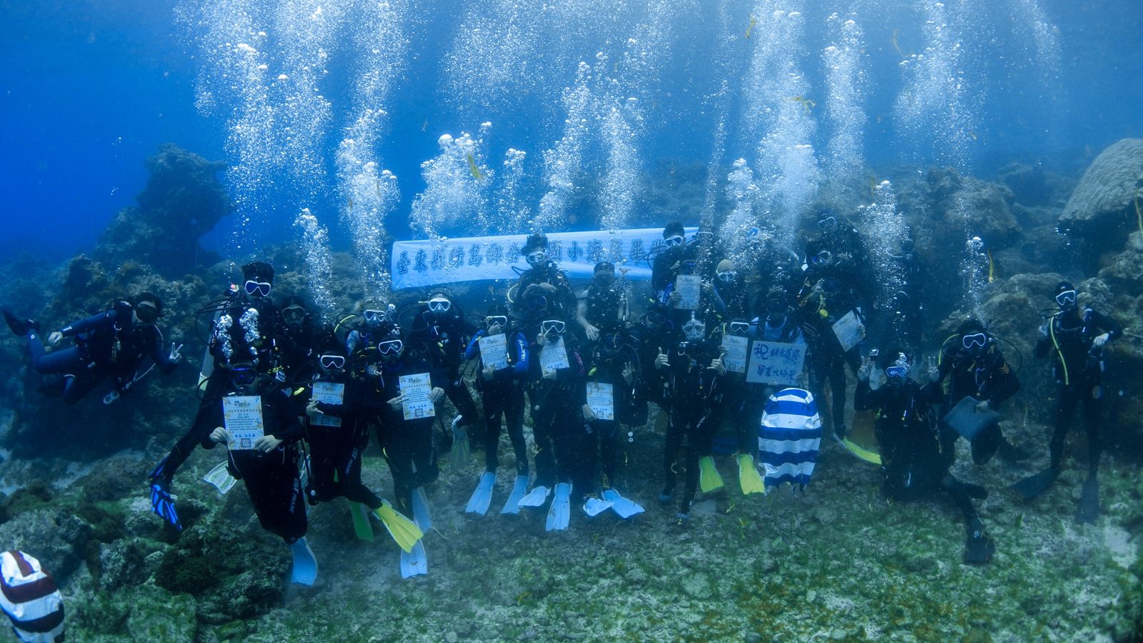 絕美海底畢業典禮！綠島10小學生背氣瓶潛入海底領證書　魚蝦觀禮、全島放煙火慶祝
