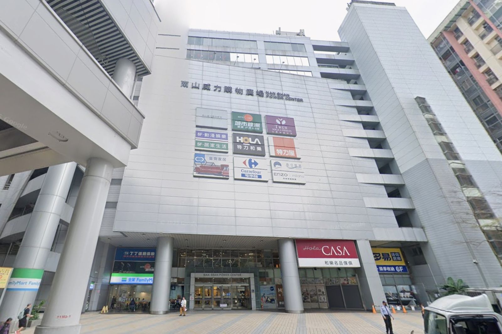新北捷運旁23年地標撐不住？　10層樓百貨櫃位撤光「宛如鬼城」