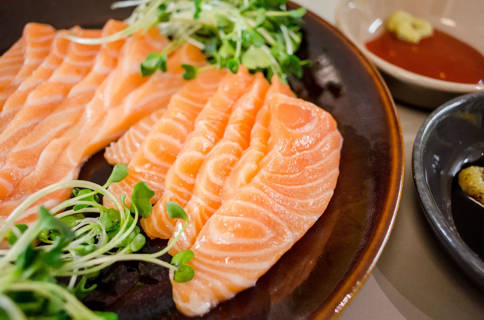 愛吃鮭魚生魚片!女童排便「有東西跑出來」 就醫拉出蠕動活蟲