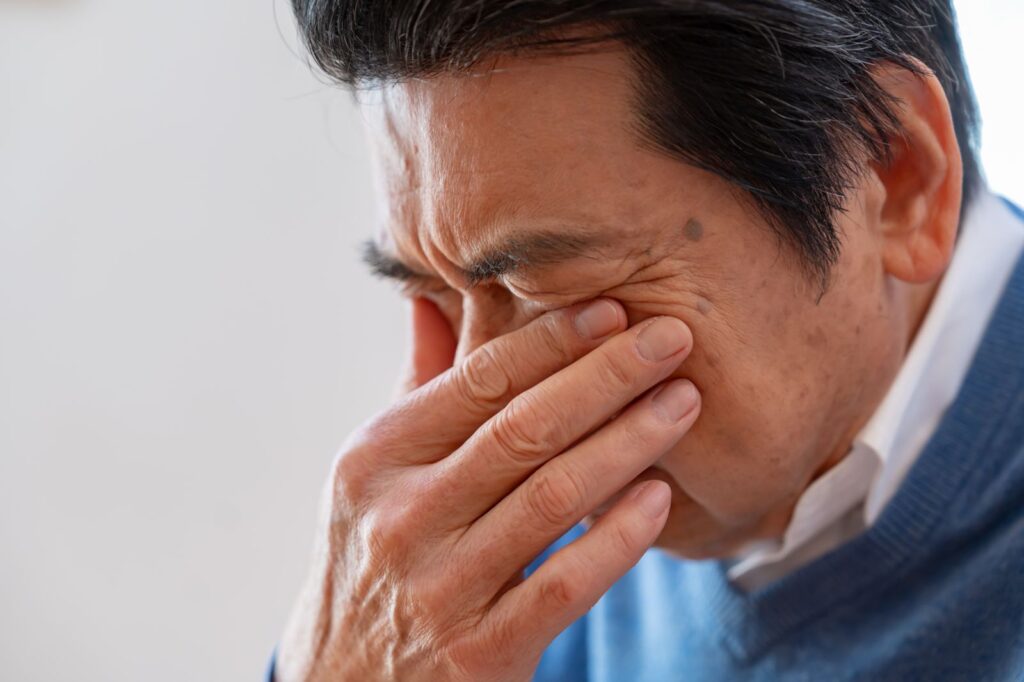 二手菸也逃不掉！醫曝抽菸白內障風險飆3倍　病變「終身不可逆」