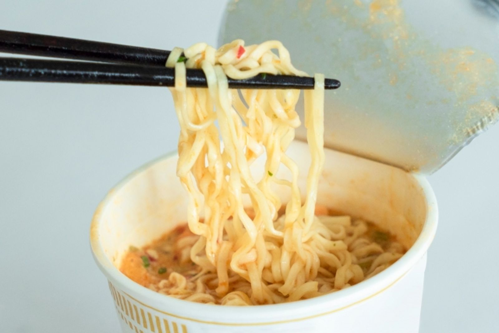 泡麵吃完怎麼辦？網瘋傳「剩湯回春術」3分鐘變神級料理　網驚：超飽足