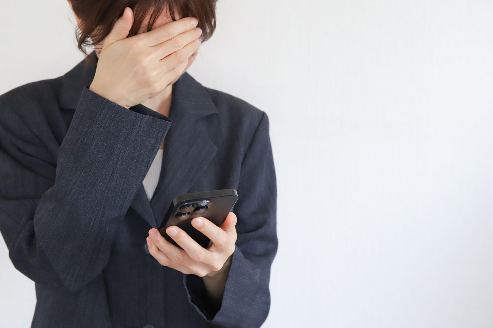 休假最怕！滑手機「誤按已讀主管訊息」　過來人傳授1招：優雅塞回去