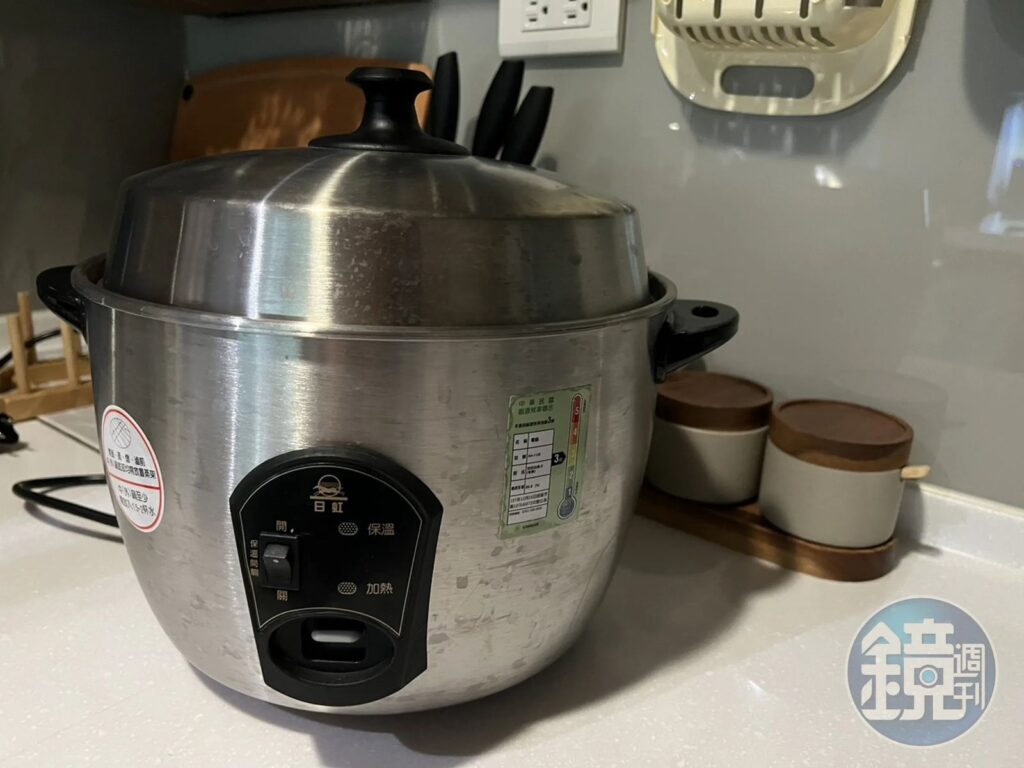電鍋底部卡垢變吃電怪獸　達人教用「這神物」煮沸：去污超輕鬆