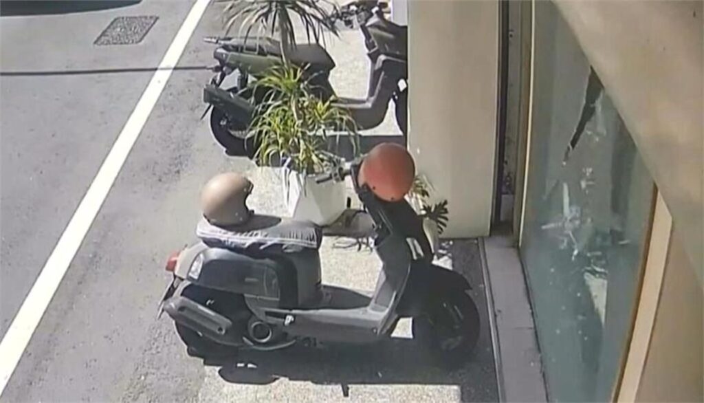 熱爆了！屏東服飾店展示窗突「碰」一聲爆裂　疑內外溫差大惹禍