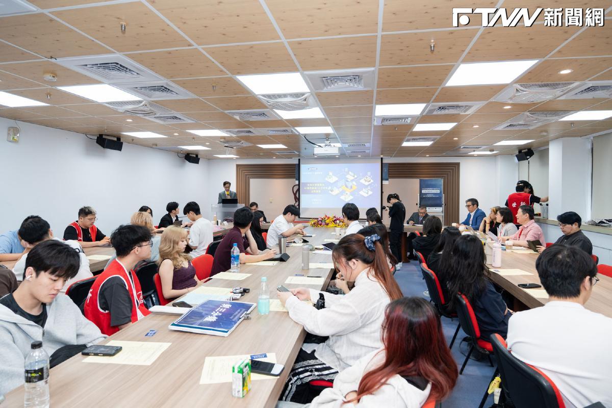 世新大學資傳系串聯產學 研討會直攻AI人才戰
