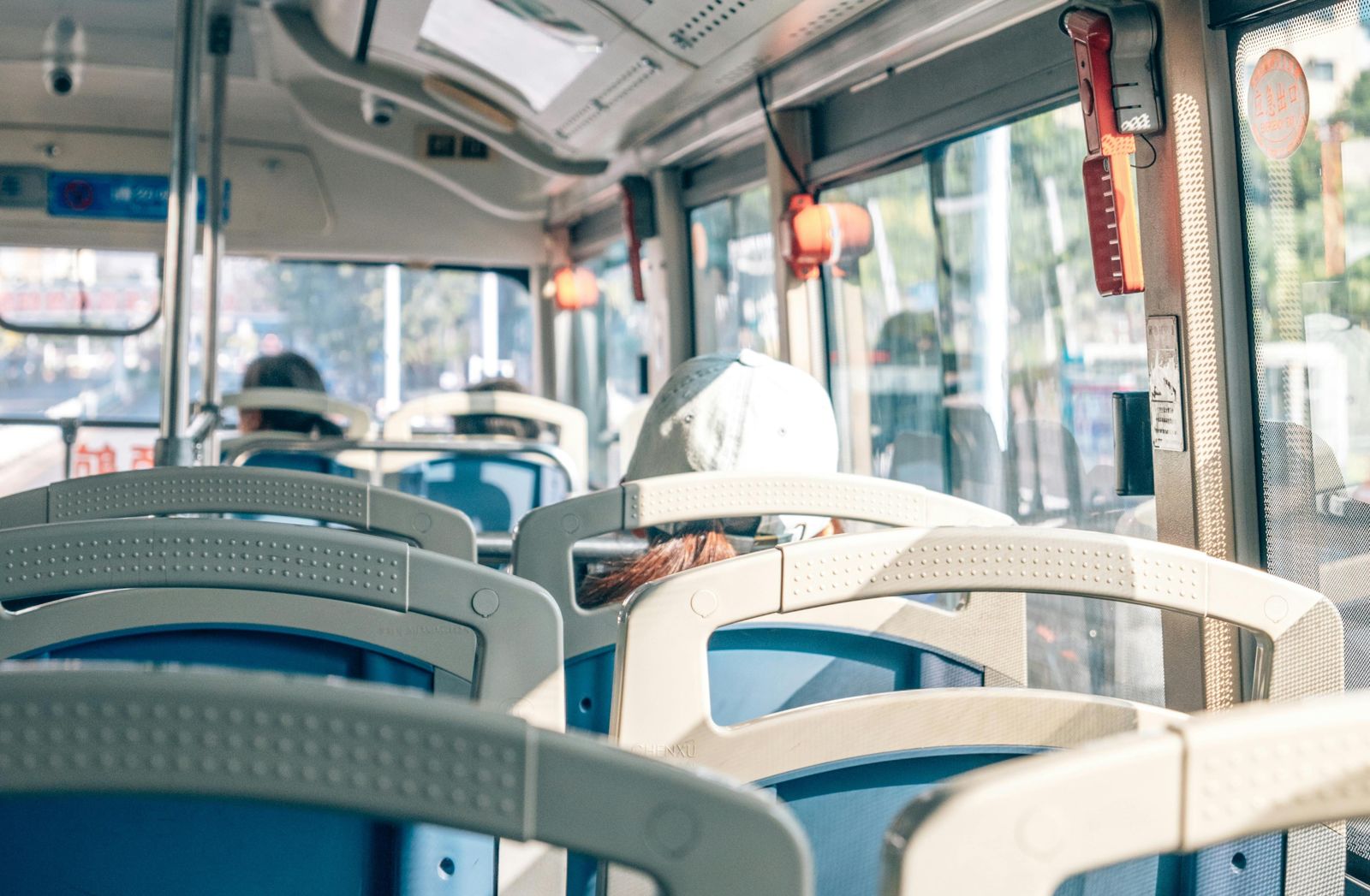 不爽沒提早招手!公車司機2度離開駕駛座飆髒話狠嗆乘客「你刷卡有紀錄」 下場慘